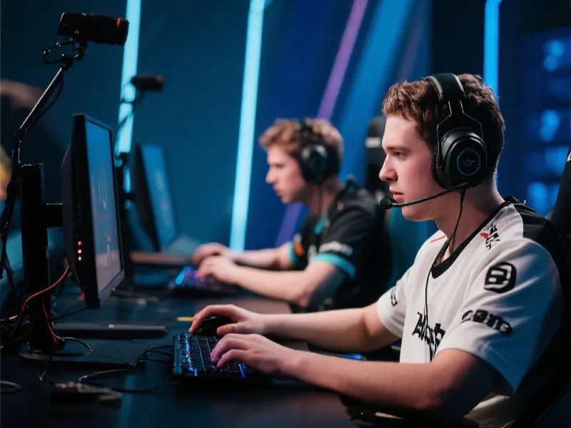 职业电竞选手全神贯注比赛